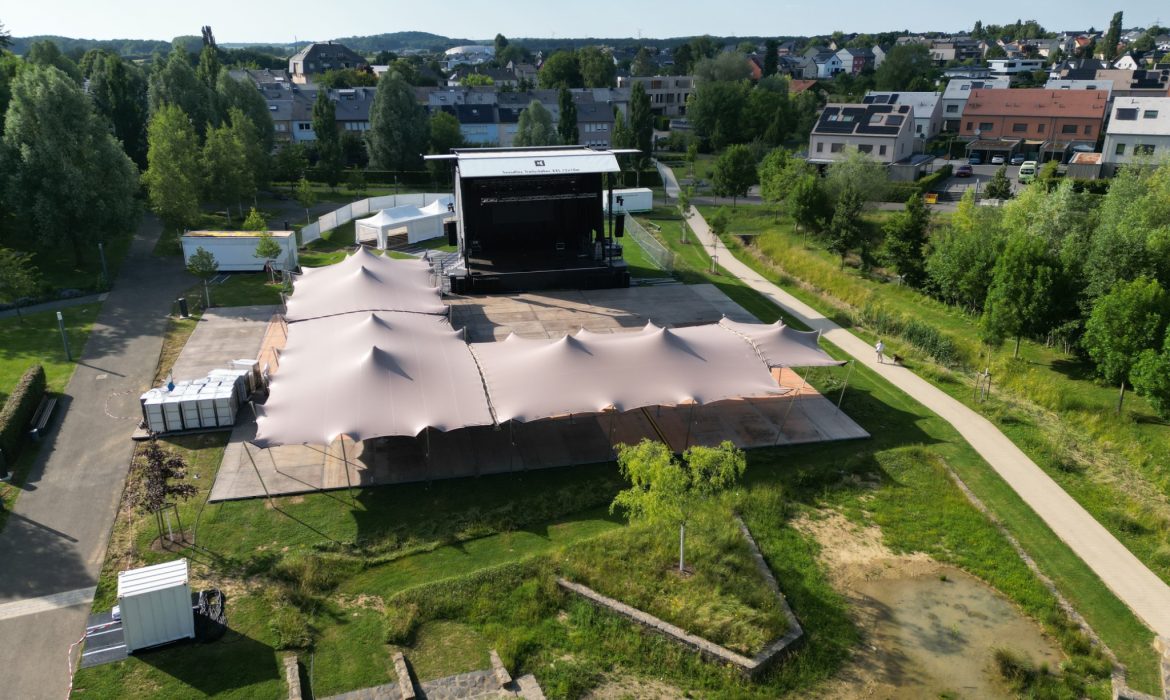 Stretchzelte in L-Form mit erhöhten 4-Meter-Außenpfosten vor einer Open-Air-Bühne – Zeltverleih Brendamour